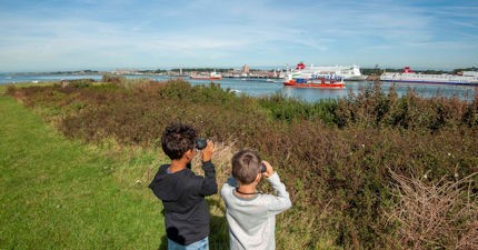 Burenfonds van Rotterdamse haven helpt kinderkrant Jong010 met havenverhalen