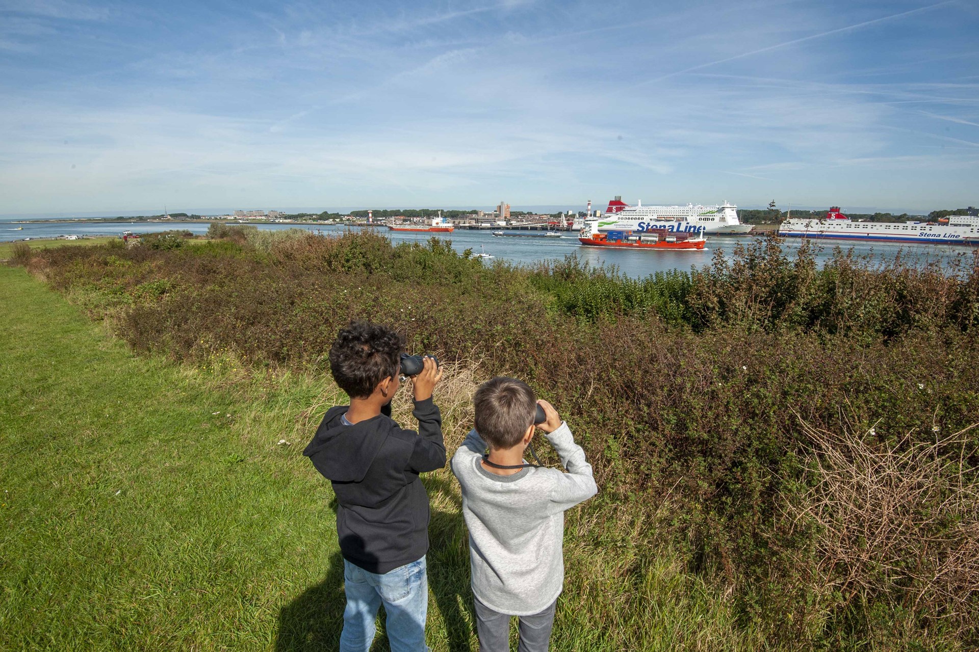 1-2 Burenfonds van Rotterdamse haven helpt kinderkrant Jong010 met havenverhalen.1