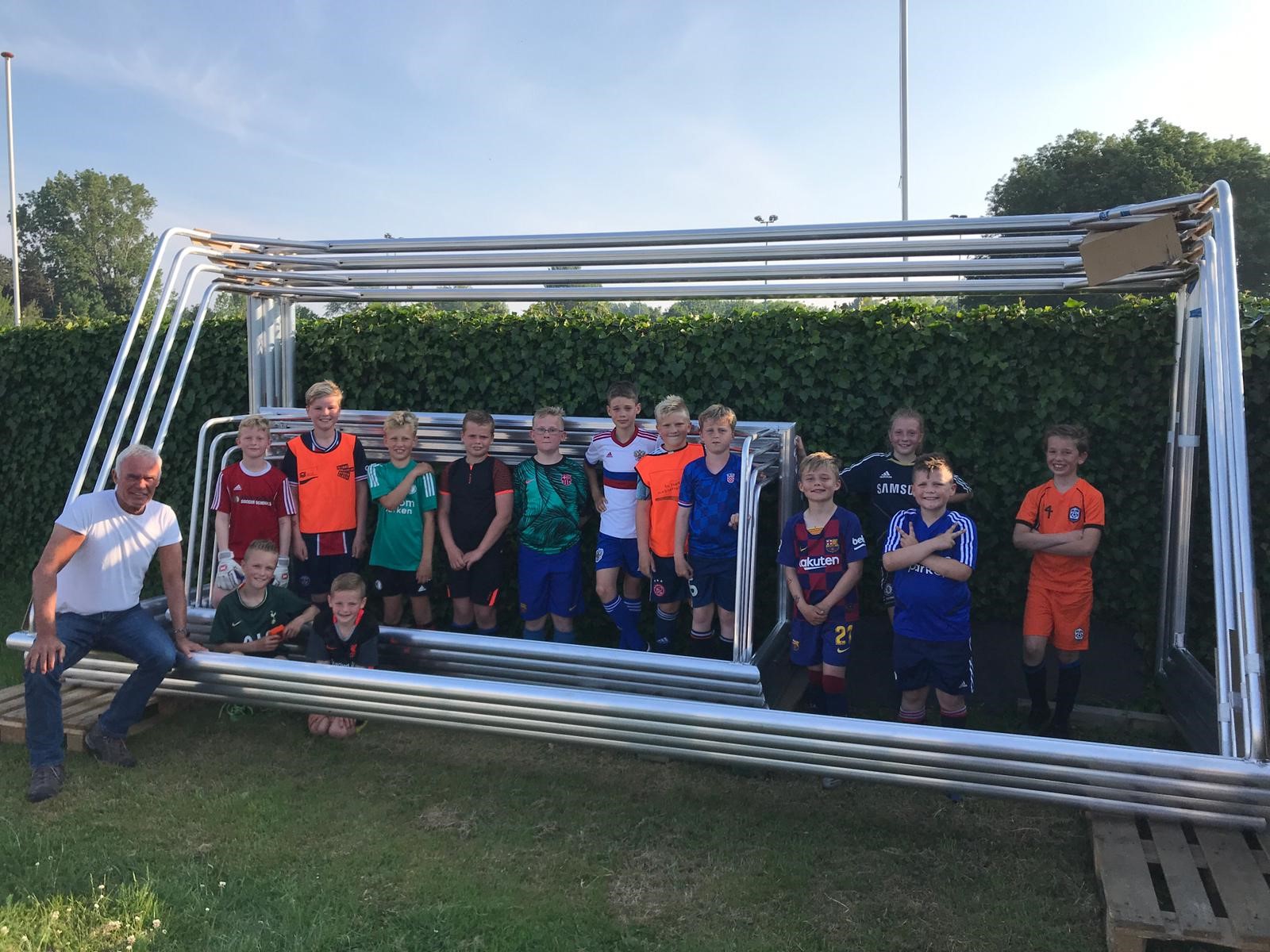 10-6 Hoek van Holland - Hoekse jeugd van voetbalclub HVC&#39;10 kan weer scoren